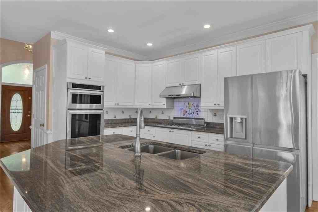 915 Chipley Ct - Photo 4 of 36