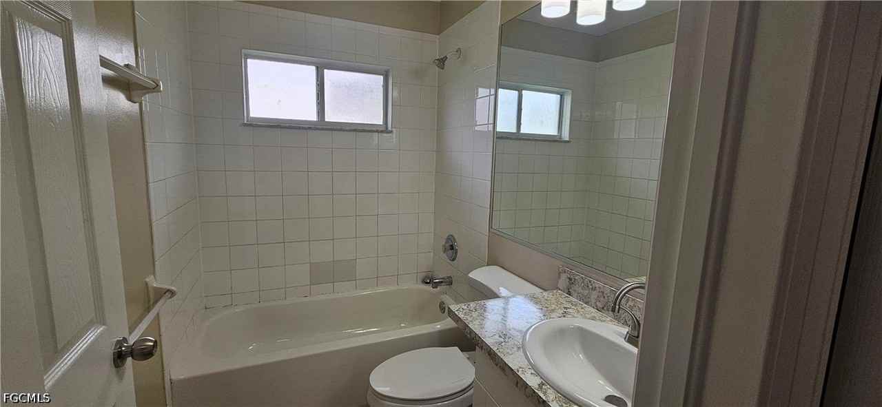 3740 Sw Santa Barbara Pl - Photo 2 of 22