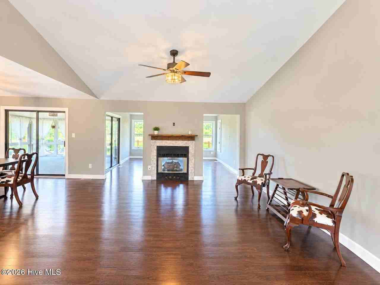 833 Pelican Dr - Photo 2 of 18