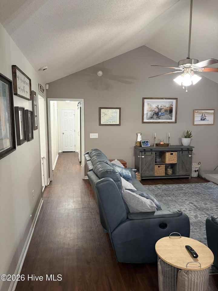 207 Bluebird Ct - Photo 2 of 28