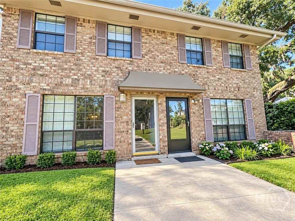 2220 E Victory Dr #16