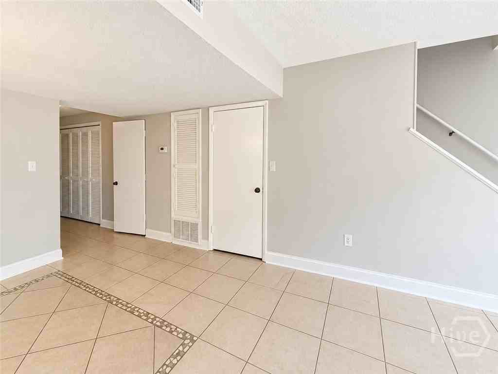 2220 E Victory Dr #16 - Photo 3 of 15