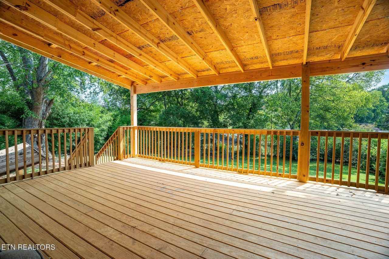 1020 Hillcrest Dr - Photo 3 of 18