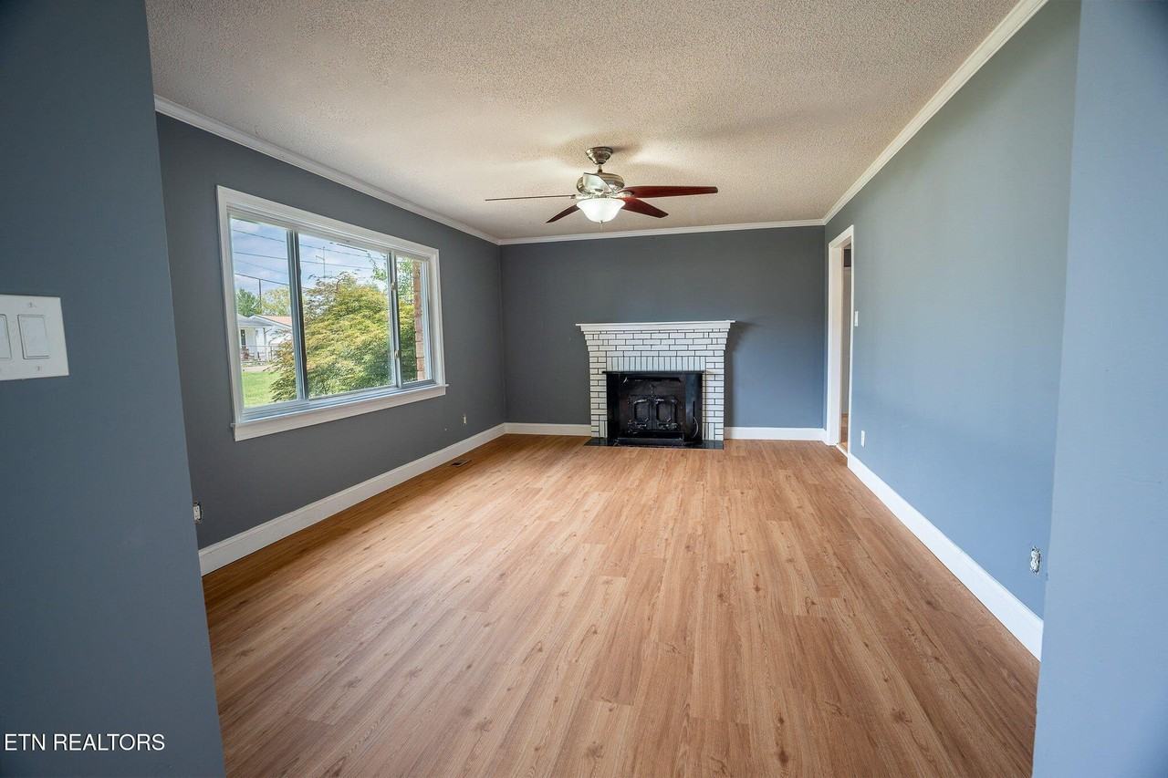 1020 Hillcrest Dr - Photo 4 of 18