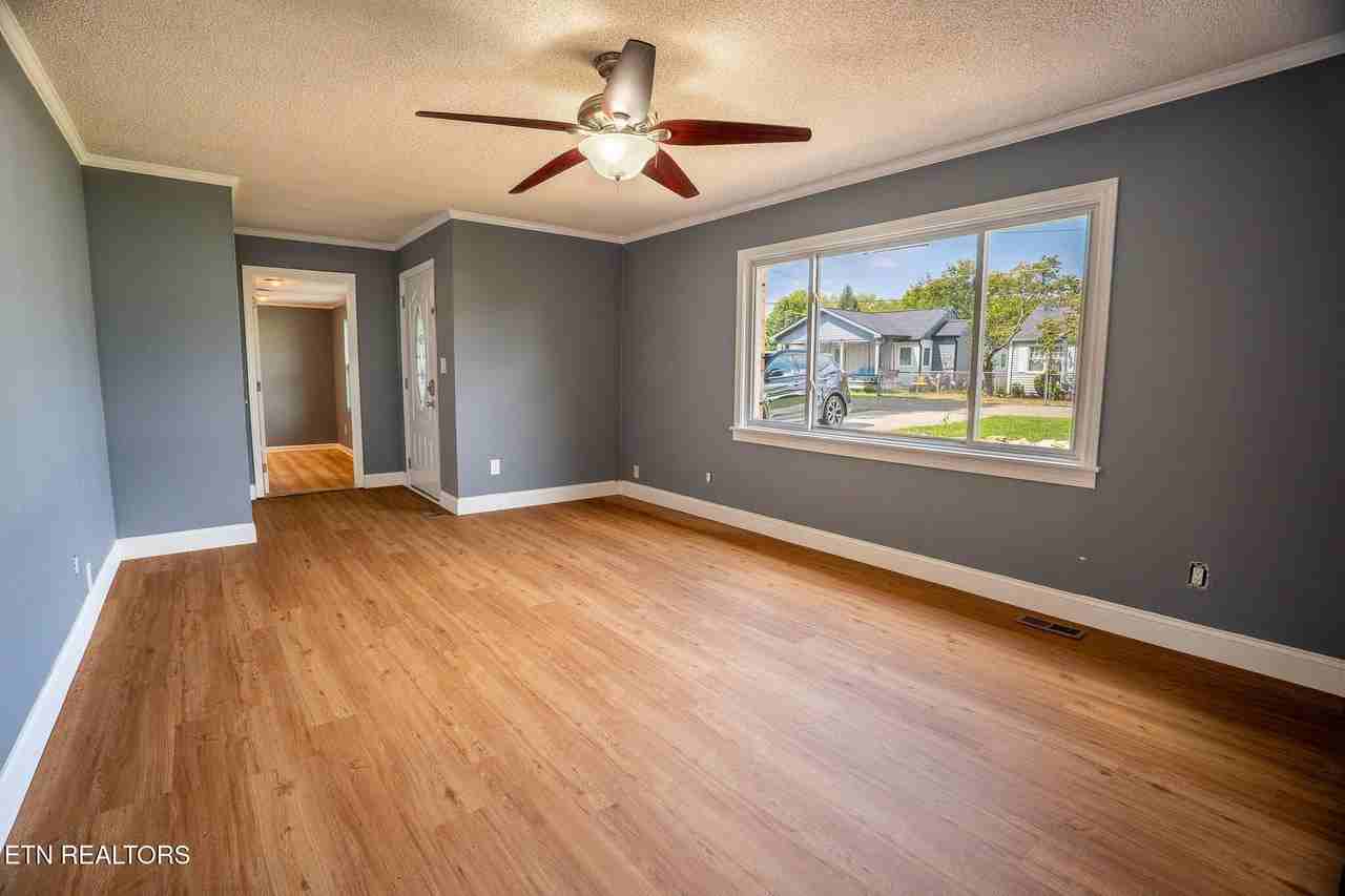 1020 Hillcrest Dr - Photo 5 of 18