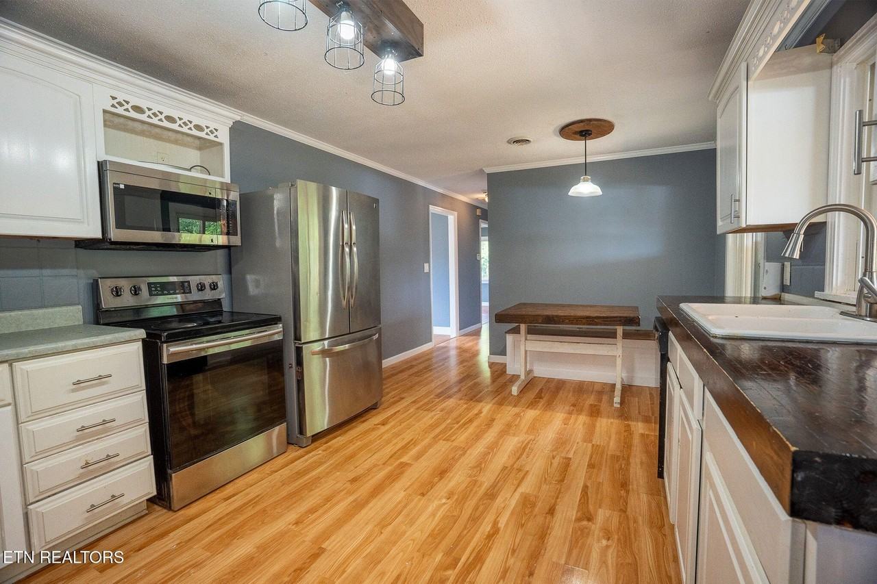 1020 Hillcrest Dr - Photo 6 of 18