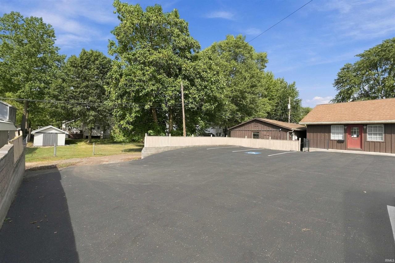630 S Buffalo St - Photo 3 of 37