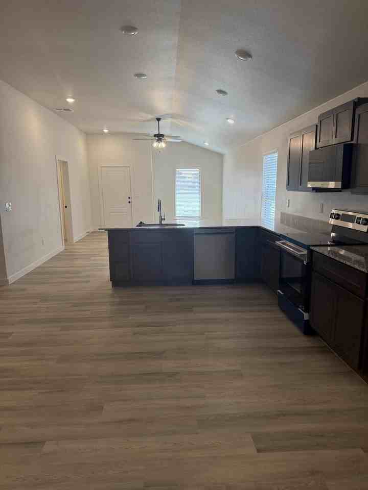 1203 Cottonwood Ave - Photo 3 of 20