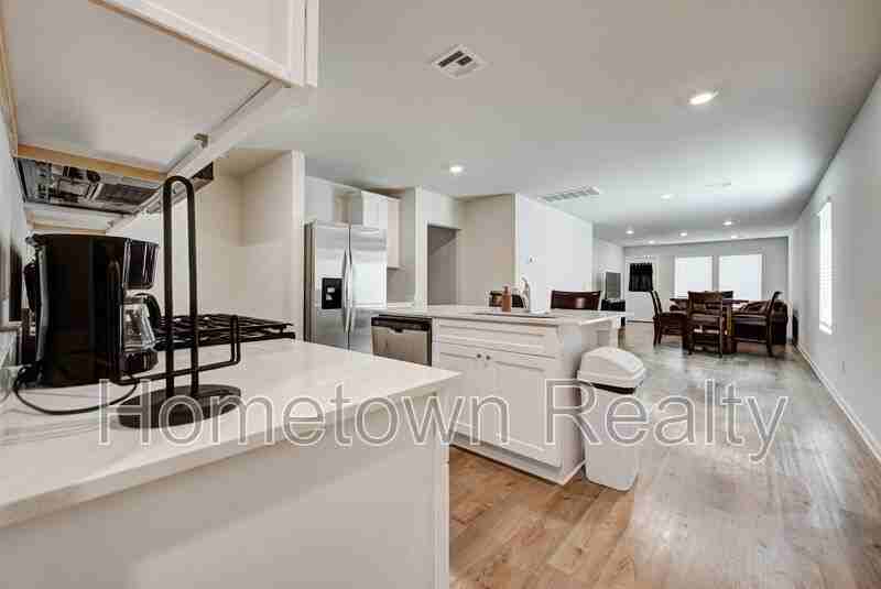 613 Ne 104th St - Photo 5 of 33