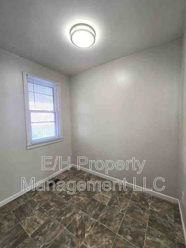 1007 W Maple St #2 - Photo 7 of 14