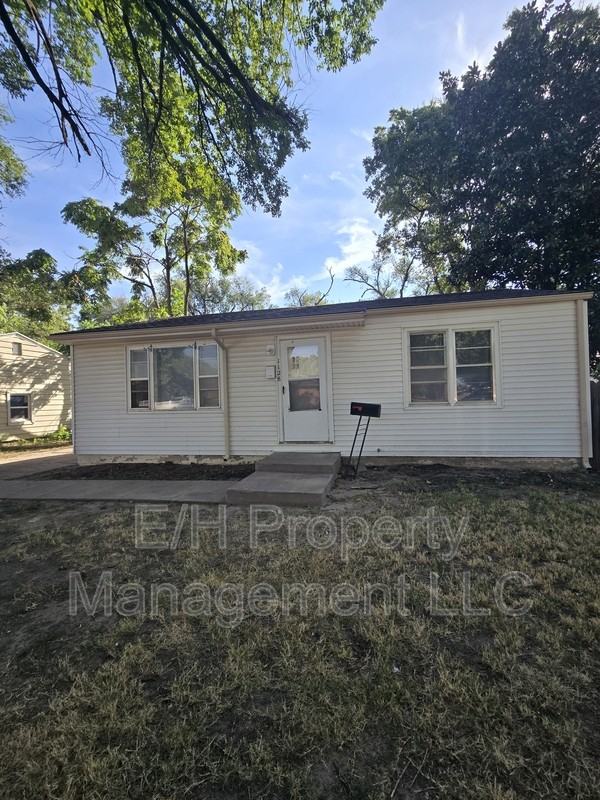 1128 S Quentin St - Photo 2 of 20