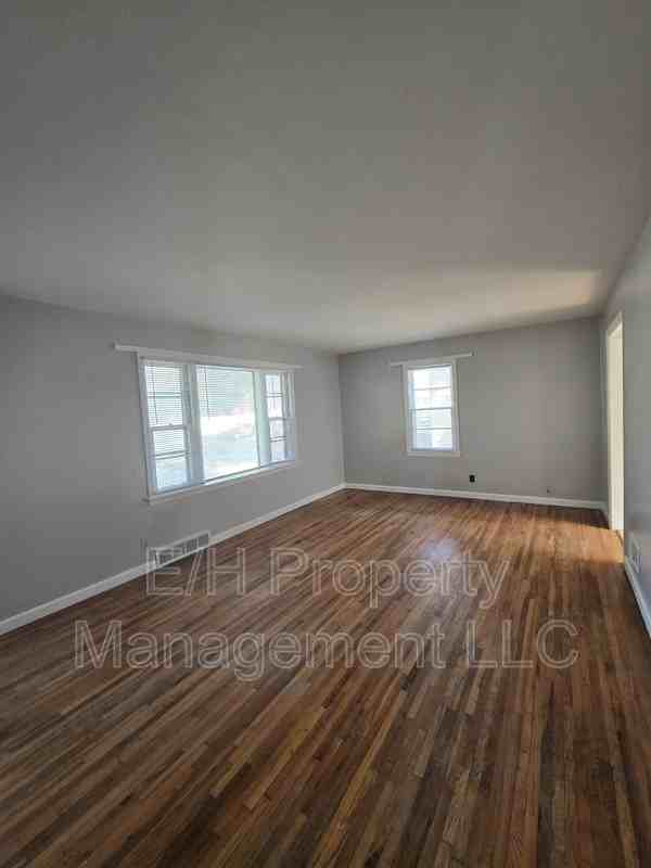 1128 S Quentin St - Photo 4 of 20