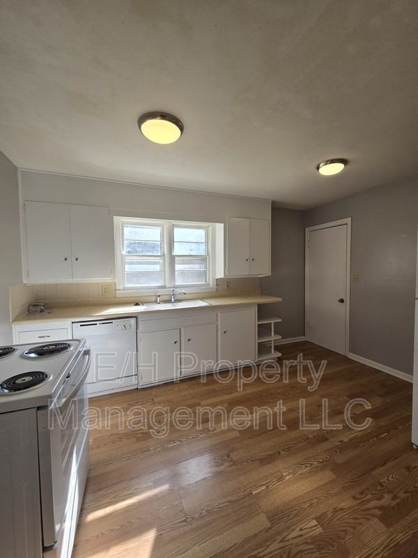 1128 S Quentin St - Photo 5 of 20