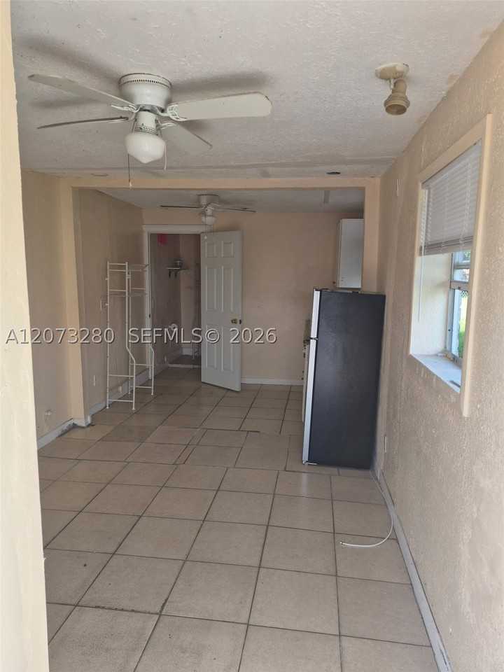 2300 Nw 15th Ct - Photo 4 of 8