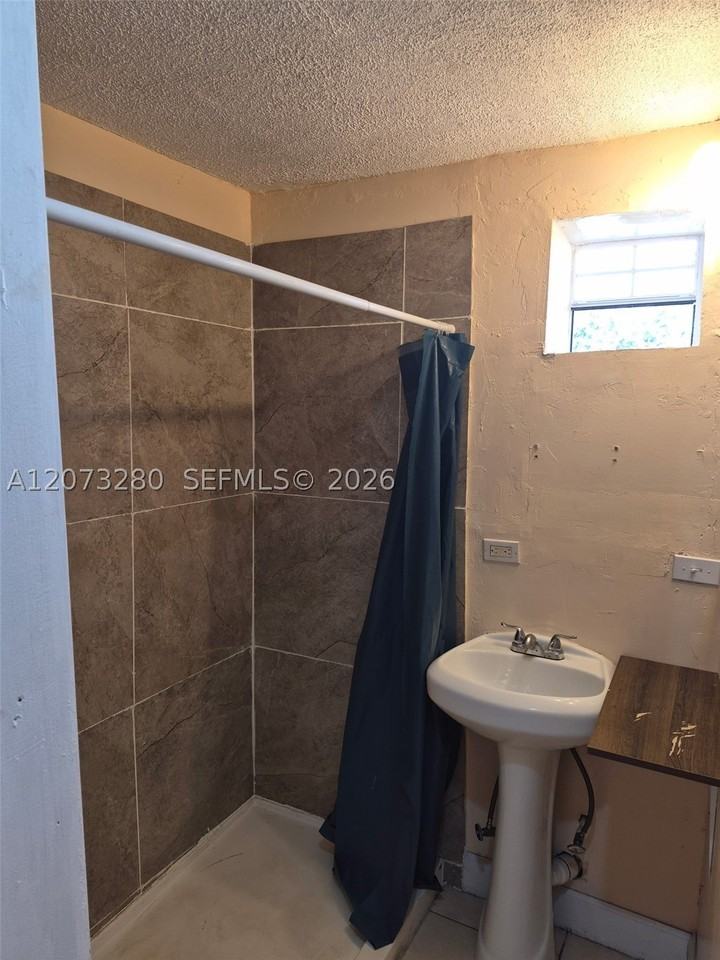 2300 Nw 15th Ct - Photo 6 of 8