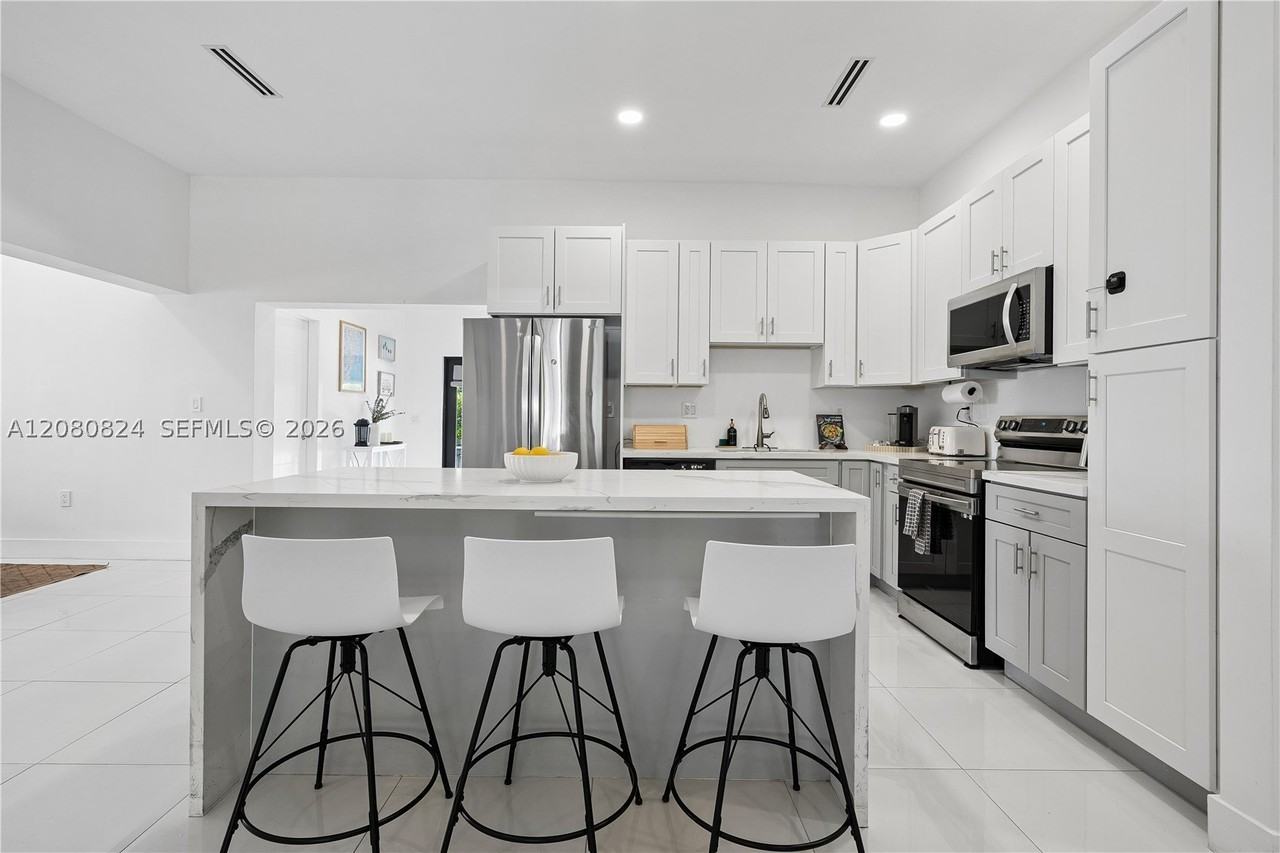 4280 Sw 13th Ter - Photo 4 of 47