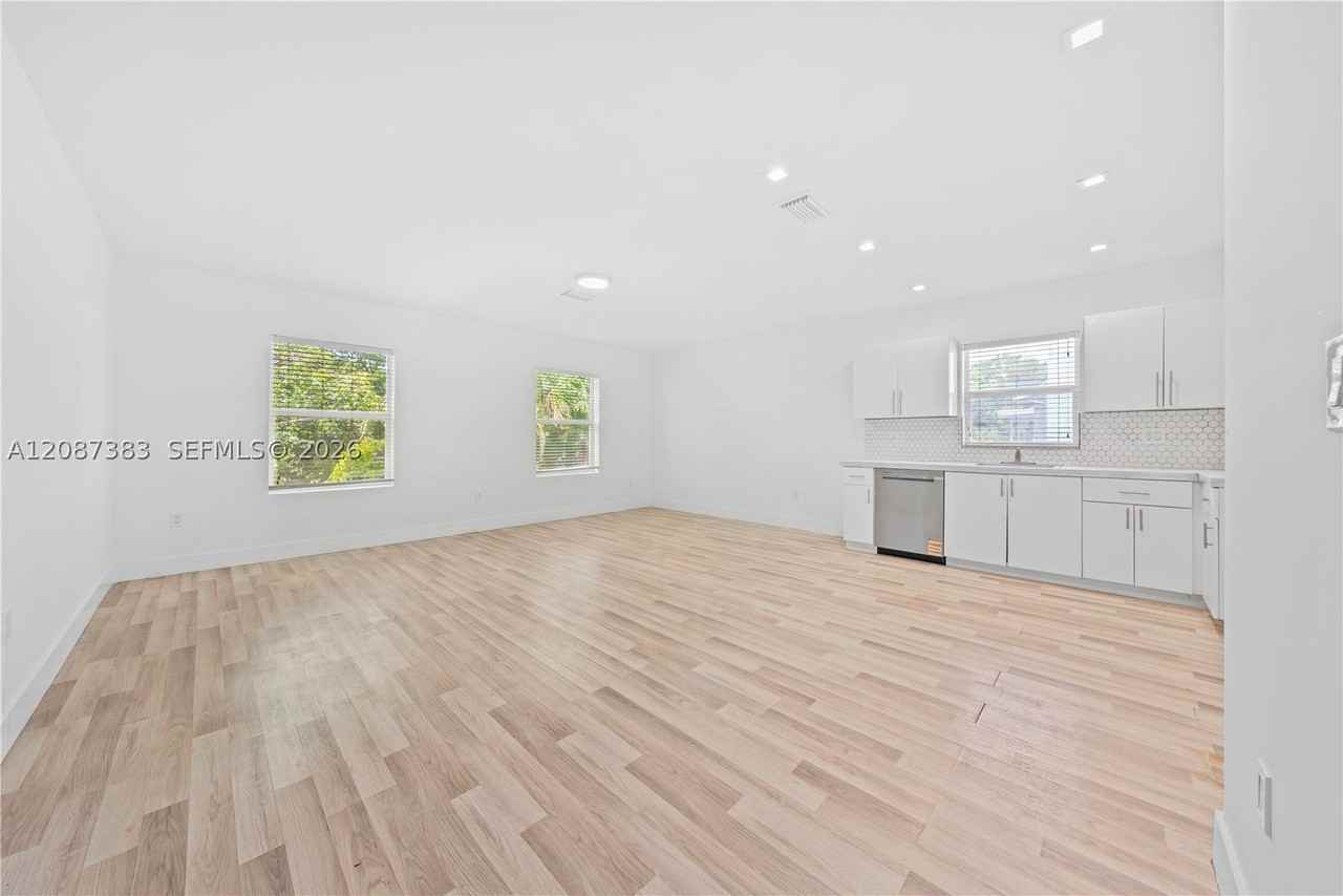 1020 Nw 29th Ter #1 - Photo 4 of 20