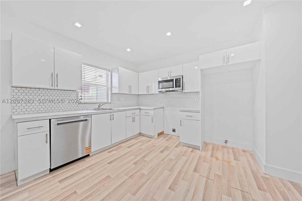 1020 Nw 29th Ter #1 - Photo 5 of 20