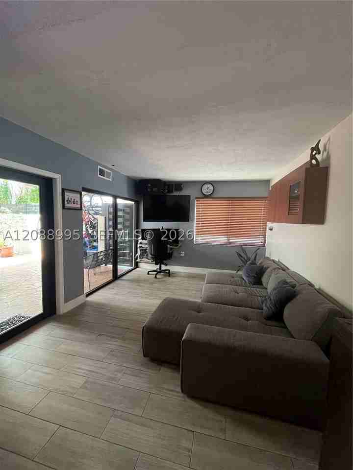 447 Nw 98th Ct - Photo 4 of 28