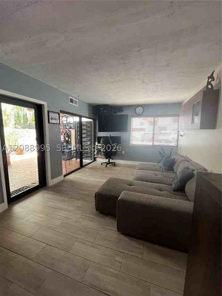 447 Nw 98th Ct - Photo 5 of 28