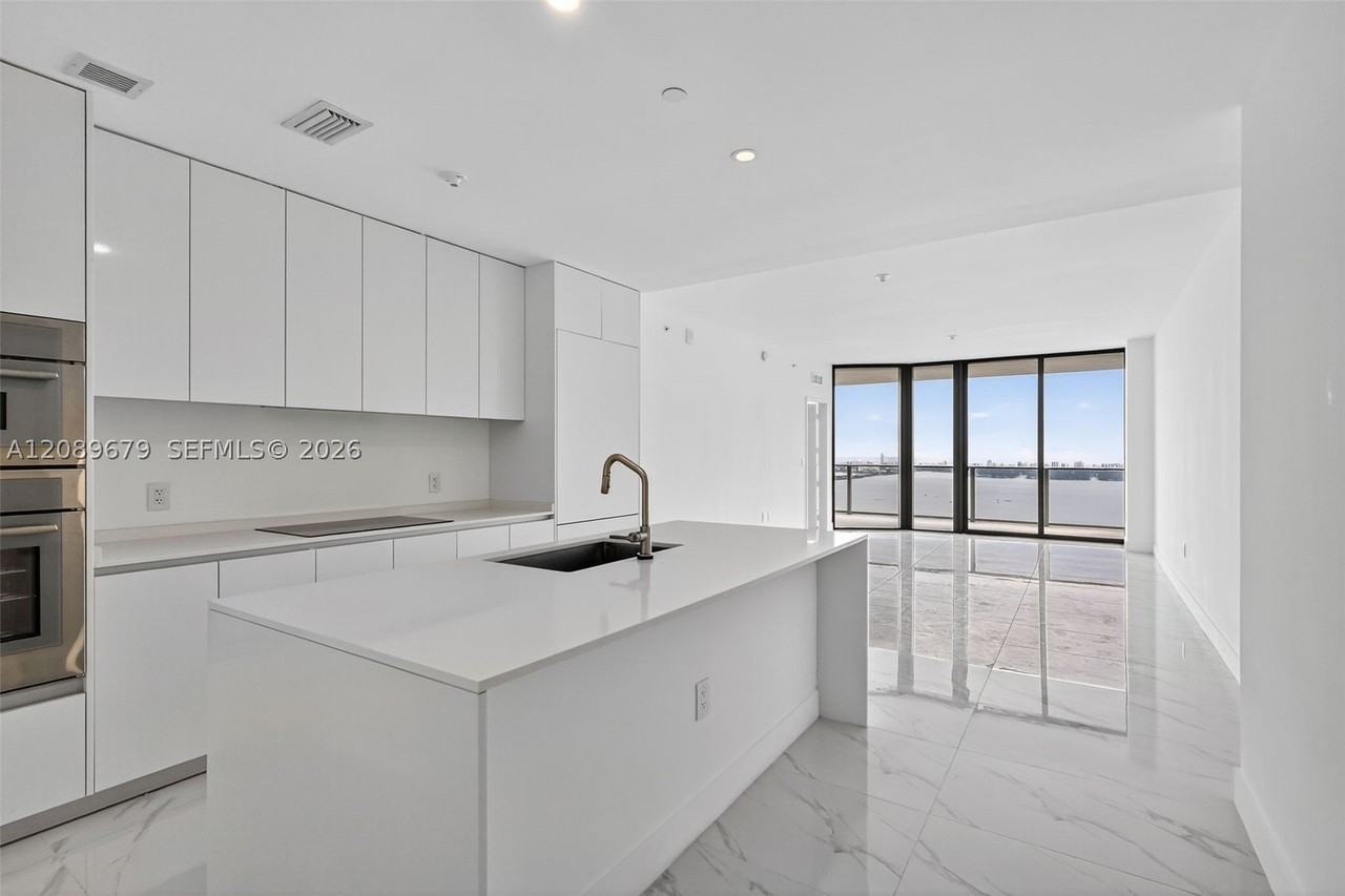 725 Ne 24th St #5006 - Photo 5 of 50
