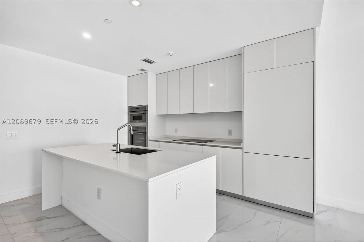 725 Ne 24th St #5006 - Photo 6 of 50