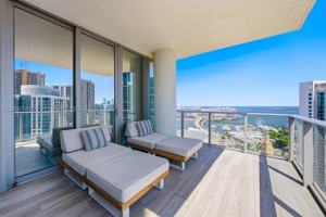 featured image of 851 Ne 1st Ave #3711