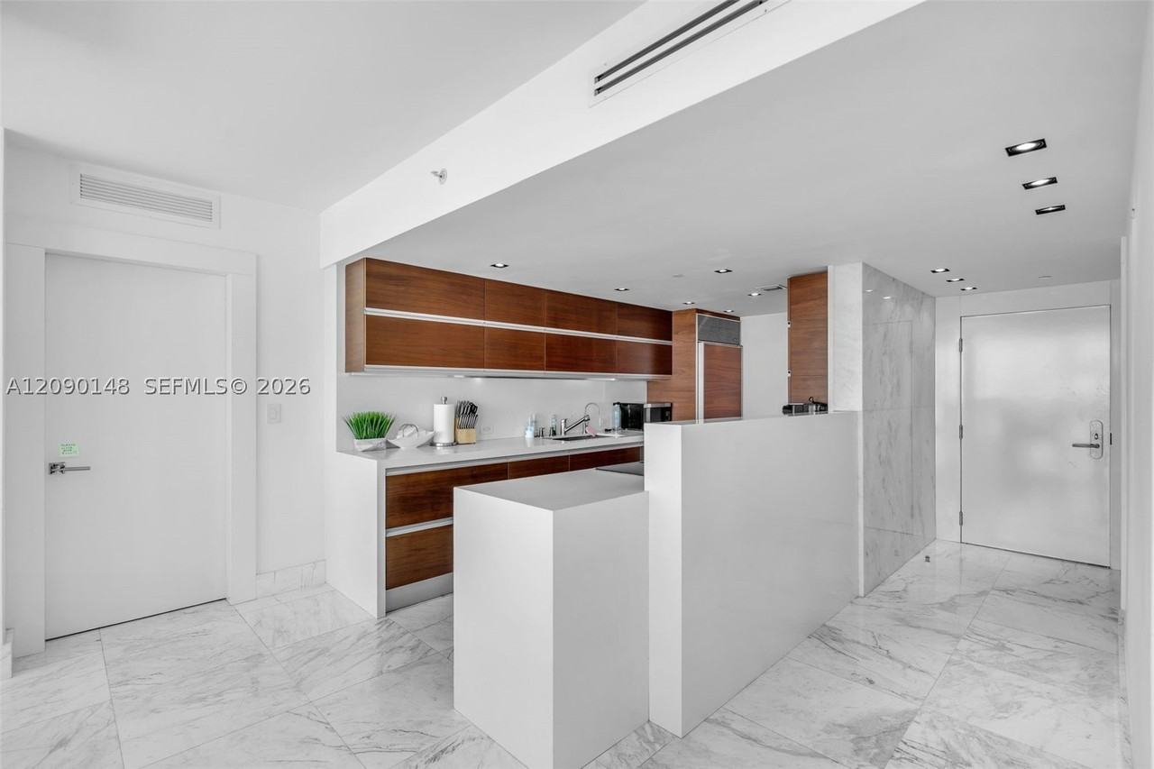 6801 Collins Ave - Photo 3 of 41