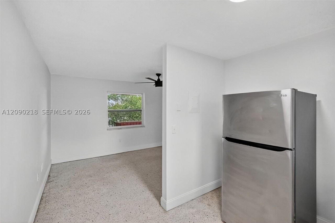 458 Sw 9th St #2 - Photo 3 of 15