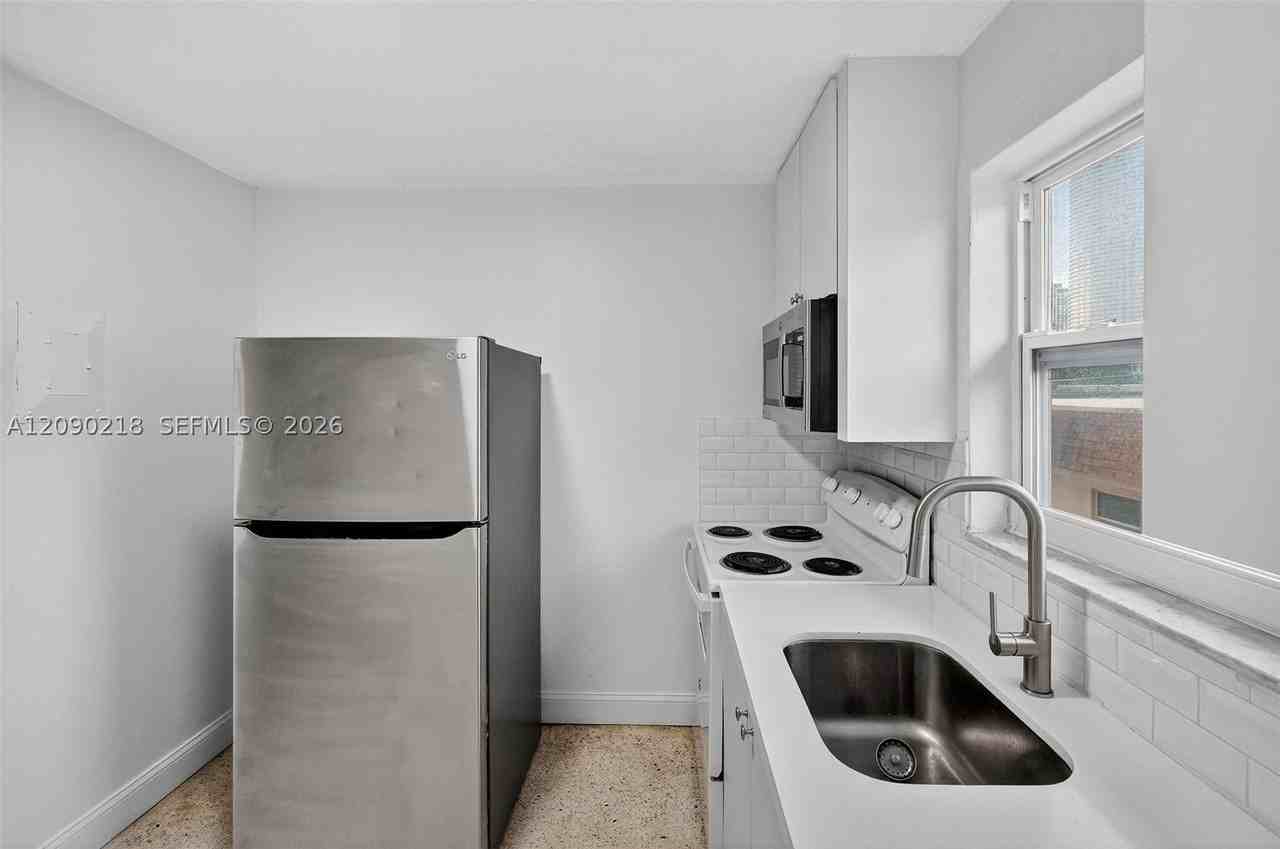 458 Sw 9th St #2 - Photo 4 of 15