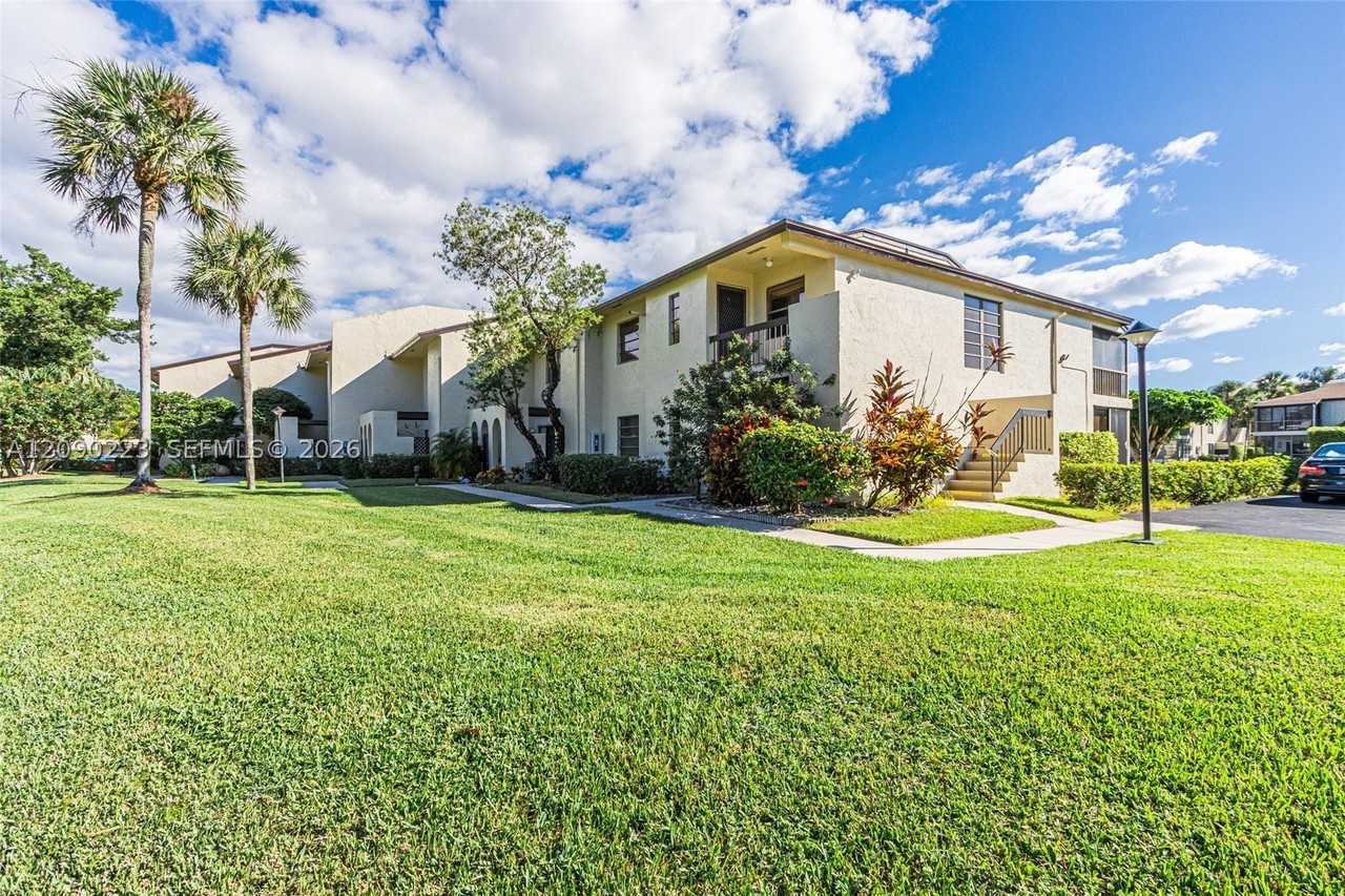 8566 Casa Del Lago #H - Photo 3 of 33