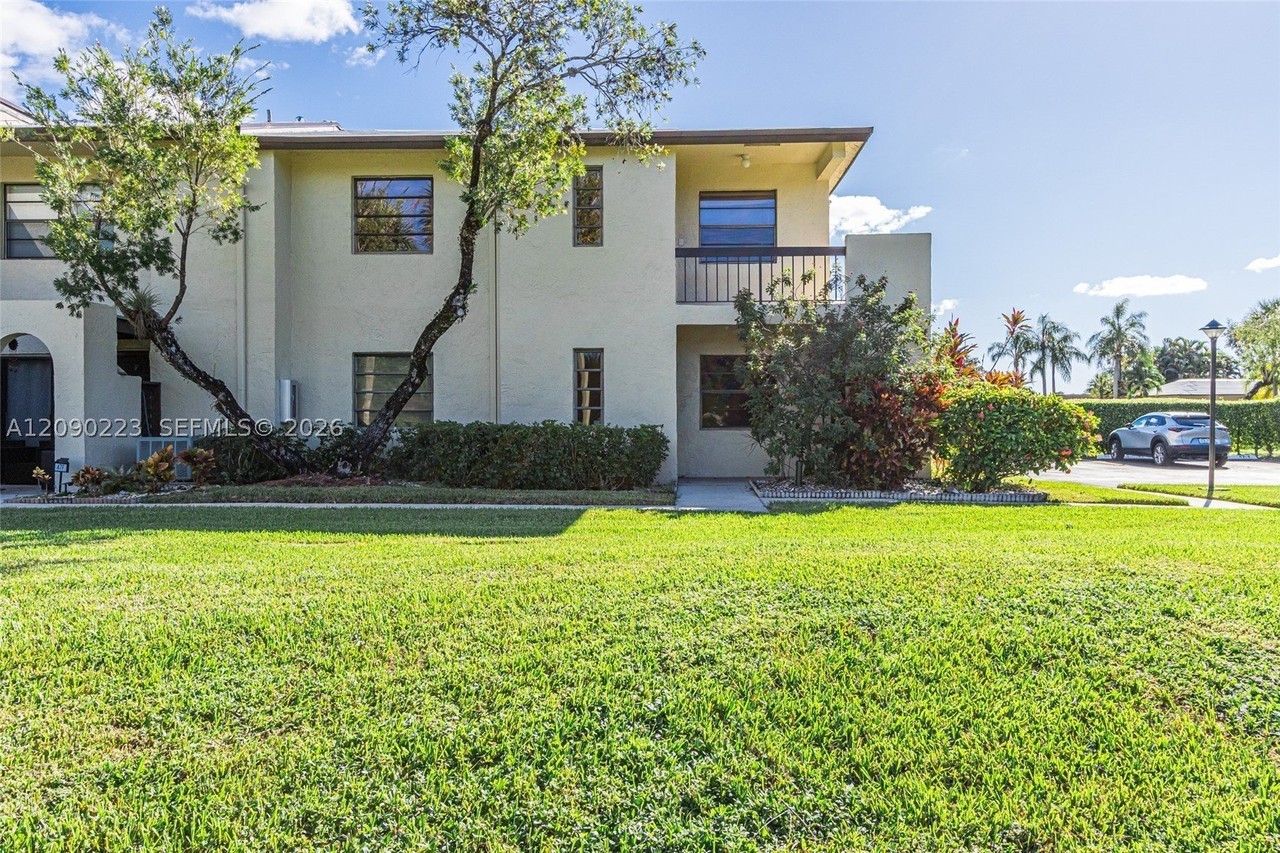 8566 Casa Del Lago #H - Photo 4 of 33