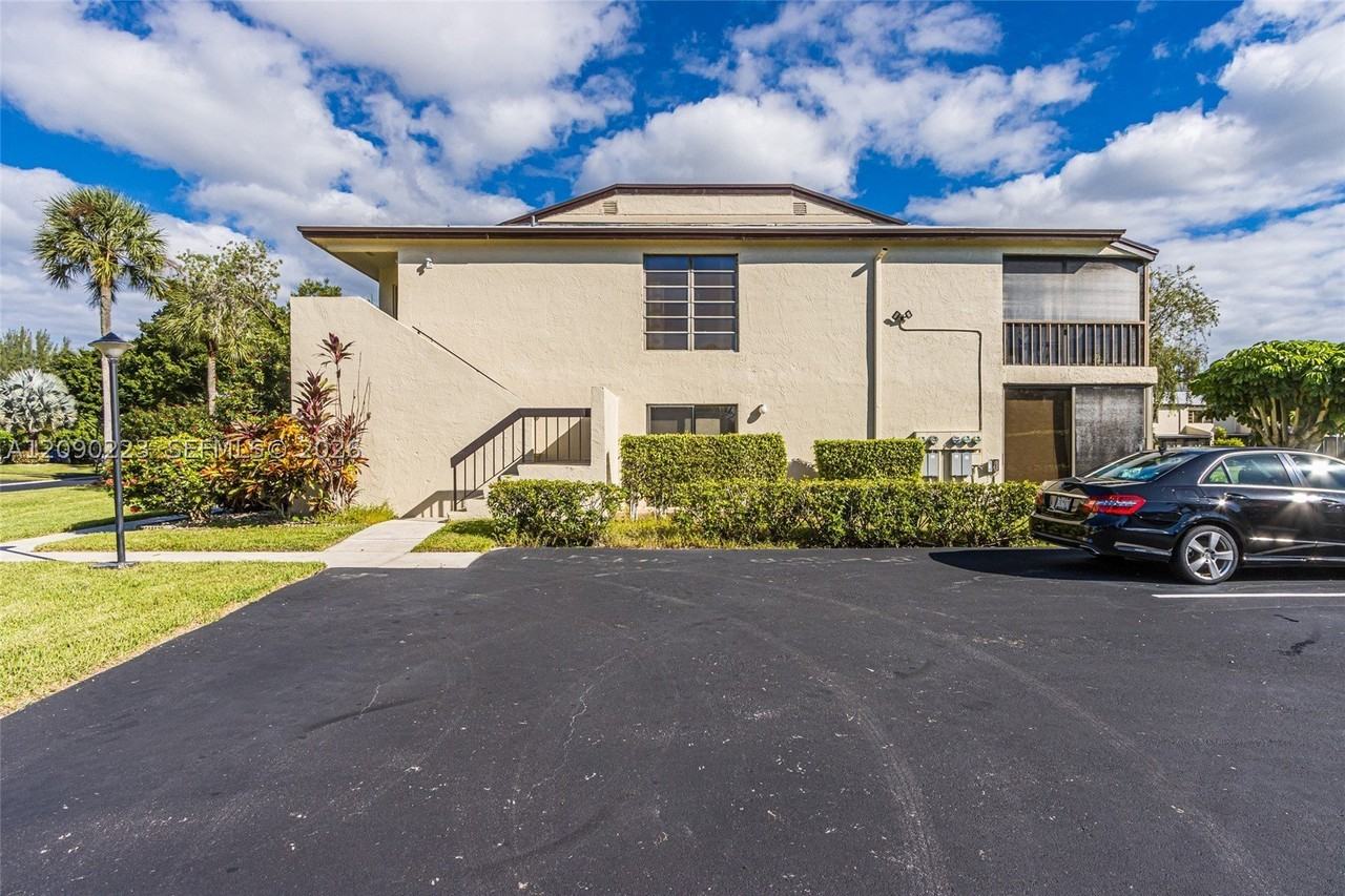 8566 Casa Del Lago #H - Photo 5 of 33