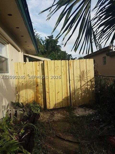 1519 N 59th Ter - Photo 5 of 5