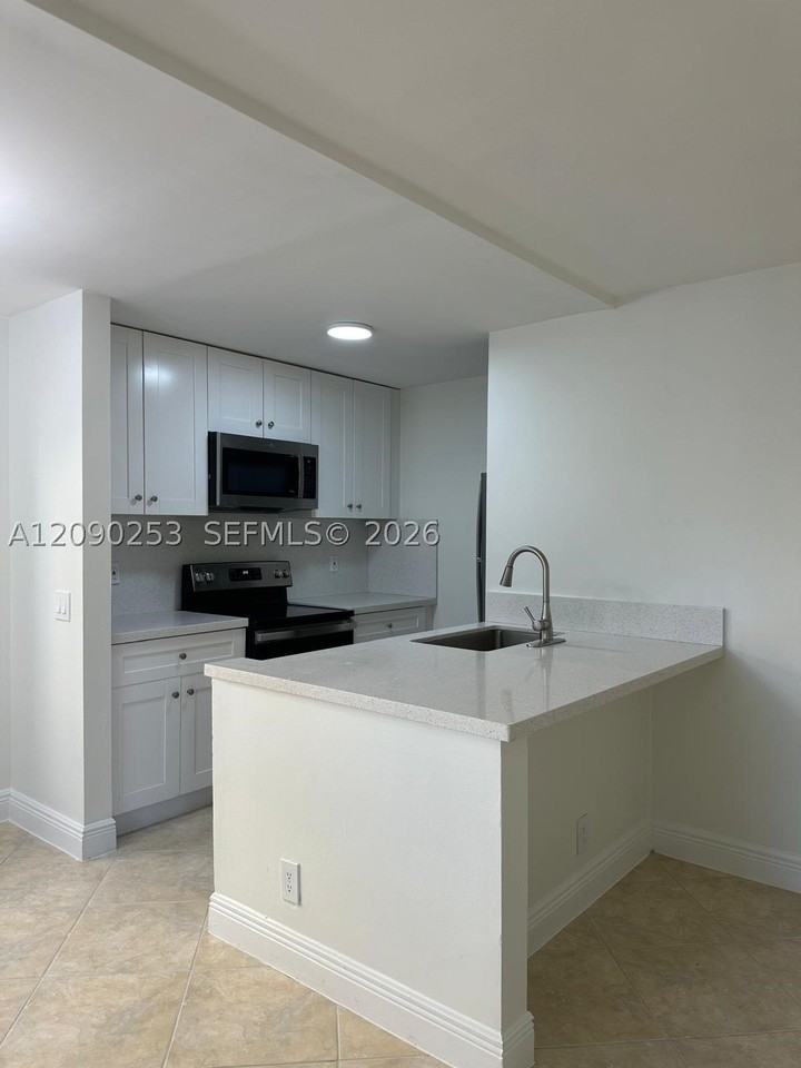 801 Meadows Cir #801 - Photo 4 of 9