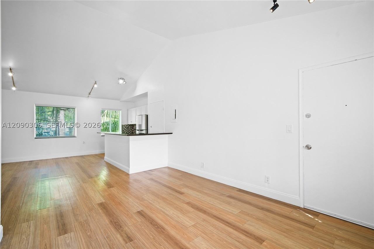272 Ne 53rd St #4 - Photo 5 of 25