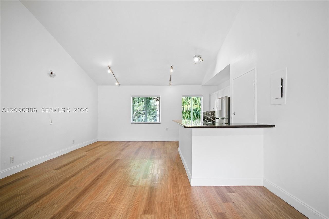 272 Ne 53rd St #4 - Photo 6 of 25