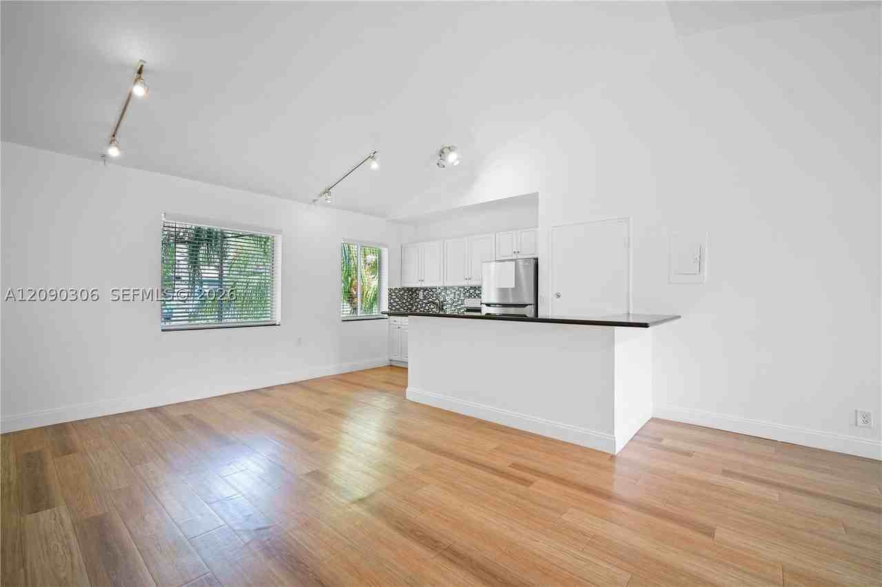 272 Ne 53rd St #4 - Photo 7 of 25