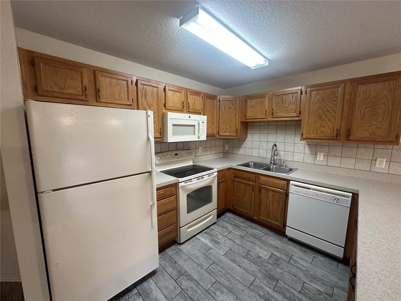 809 Dennis Ave - Photo 4 of 20
