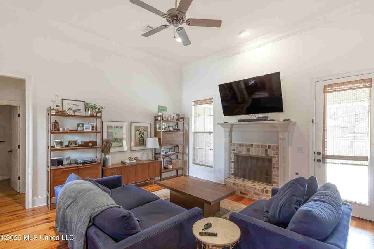 119 Kempen Ln - Photo 2 of 19
