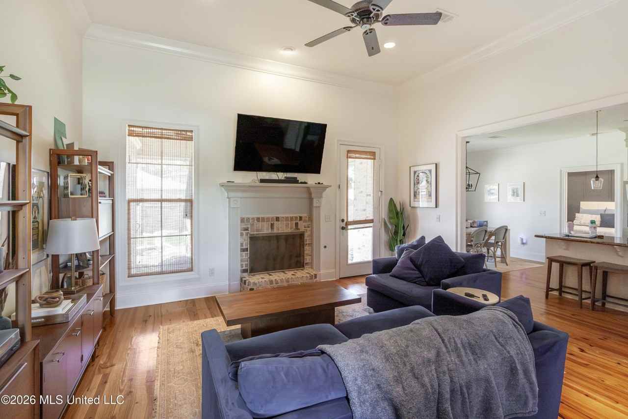 119 Kempen Ln - Photo 3 of 19