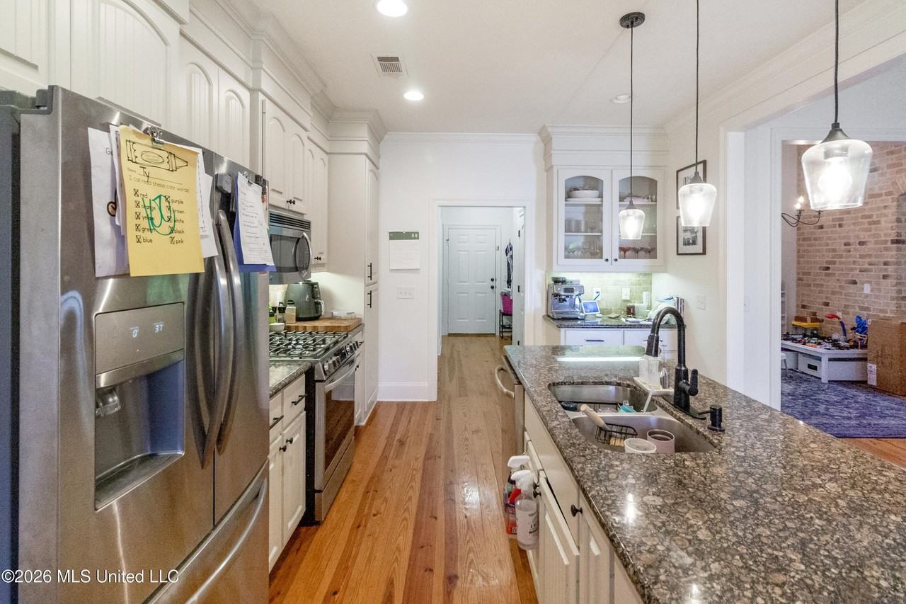 119 Kempen Ln - Photo 4 of 19