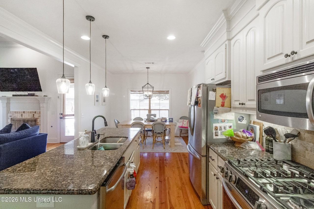 119 Kempen Ln - Photo 6 of 19