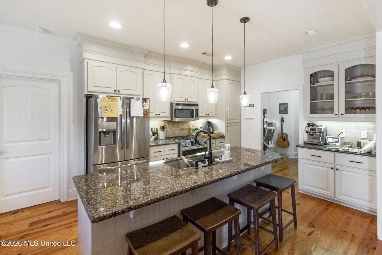 119 Kempen Ln - Photo 7 of 19