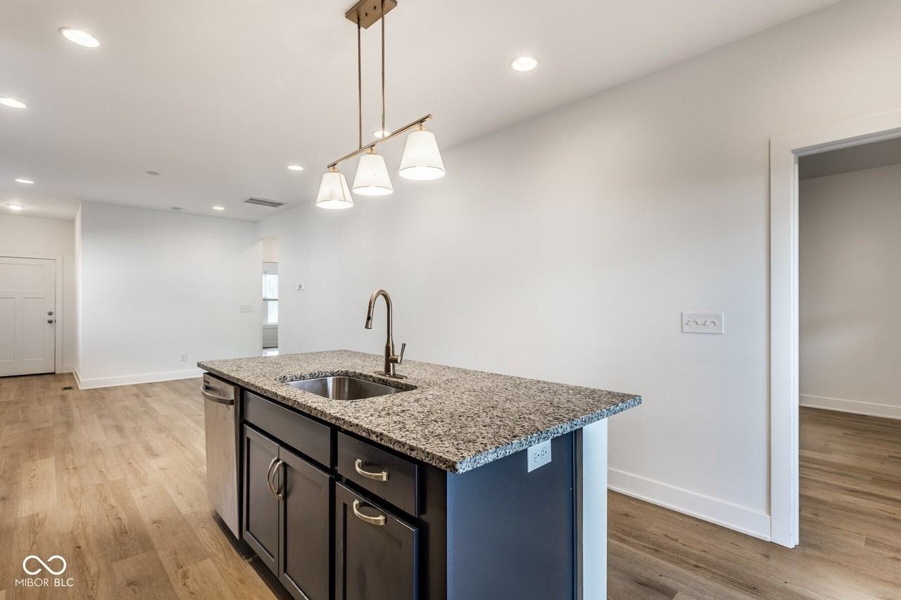 4834 Crittenden Ave - Photo 4 of 17