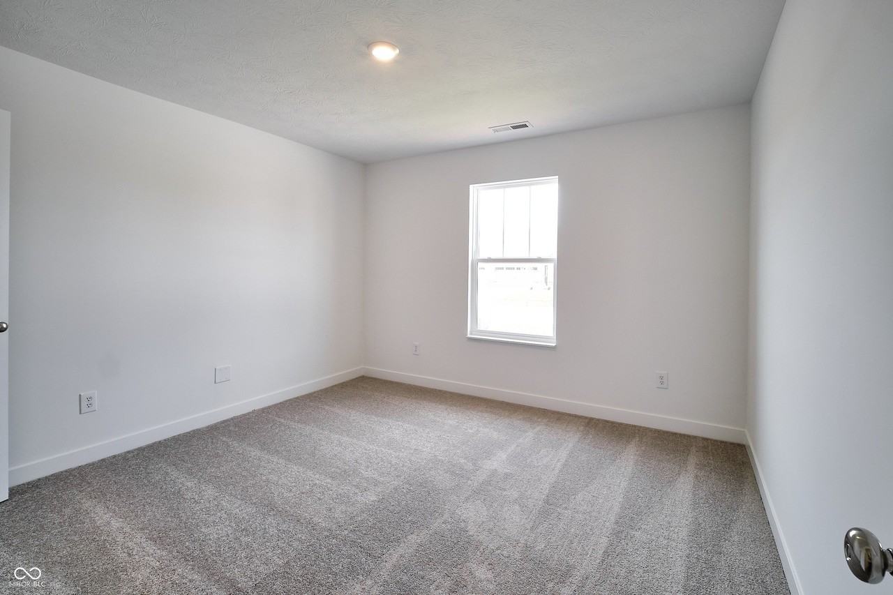 8699 Maroska St - Photo 4 of 36