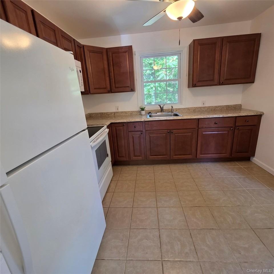 45 Christian Ave - Photo 4 of 17