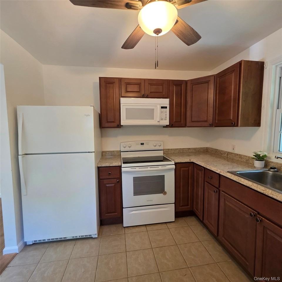 45 Christian Ave - Photo 5 of 17