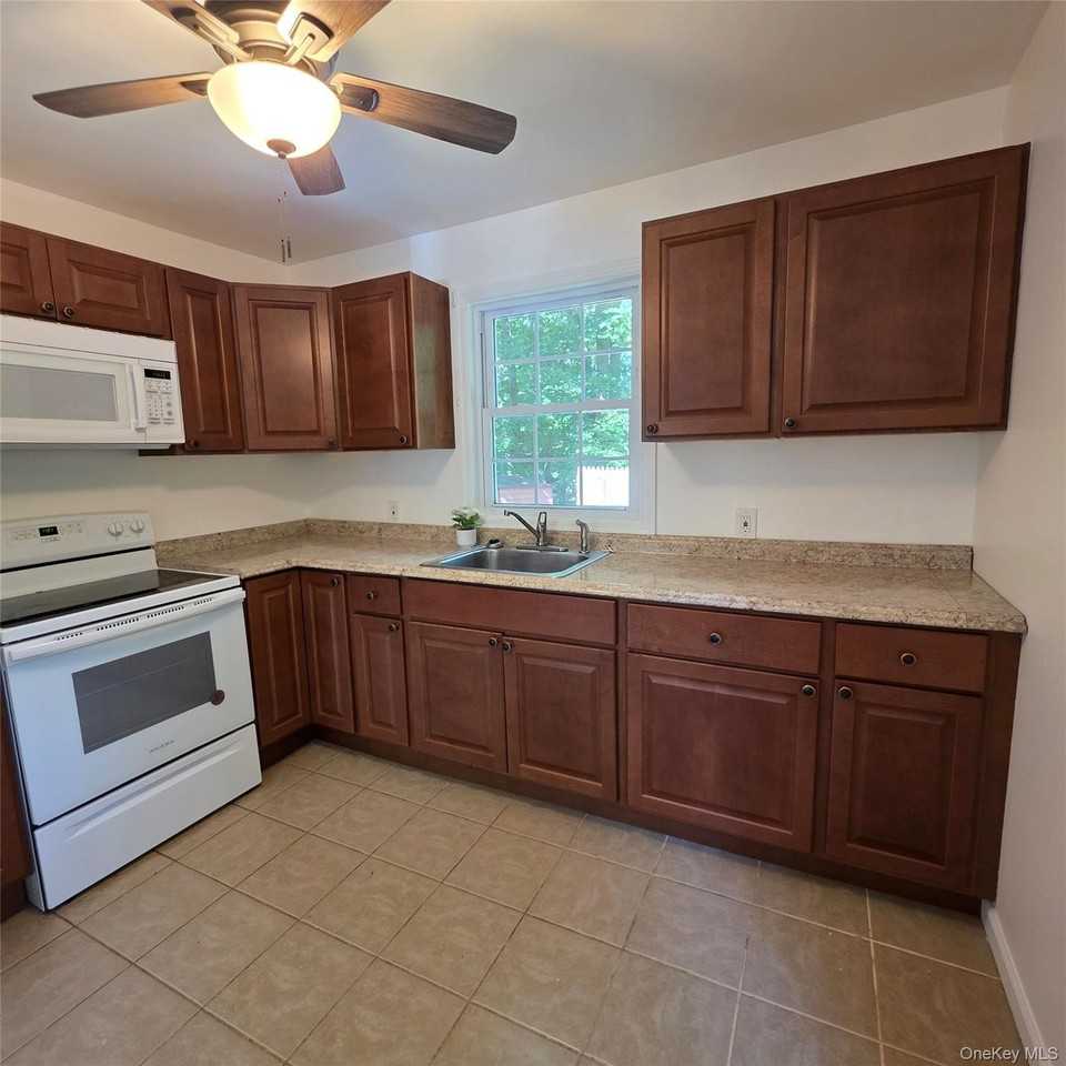 45 Christian Ave - Photo 6 of 17