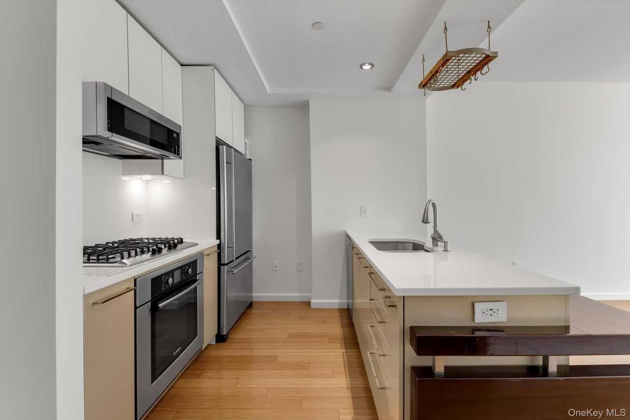 2415 Queens Plz N #6B - Photo 5 of 36